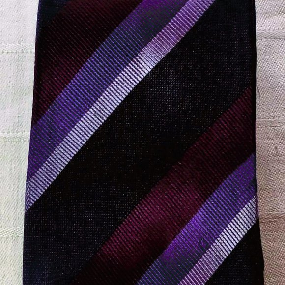 BANANA REPUBLIC Men's SILK Neck tie,  purple, lila, & burgundy Striped pattern - Picture 12 of 15